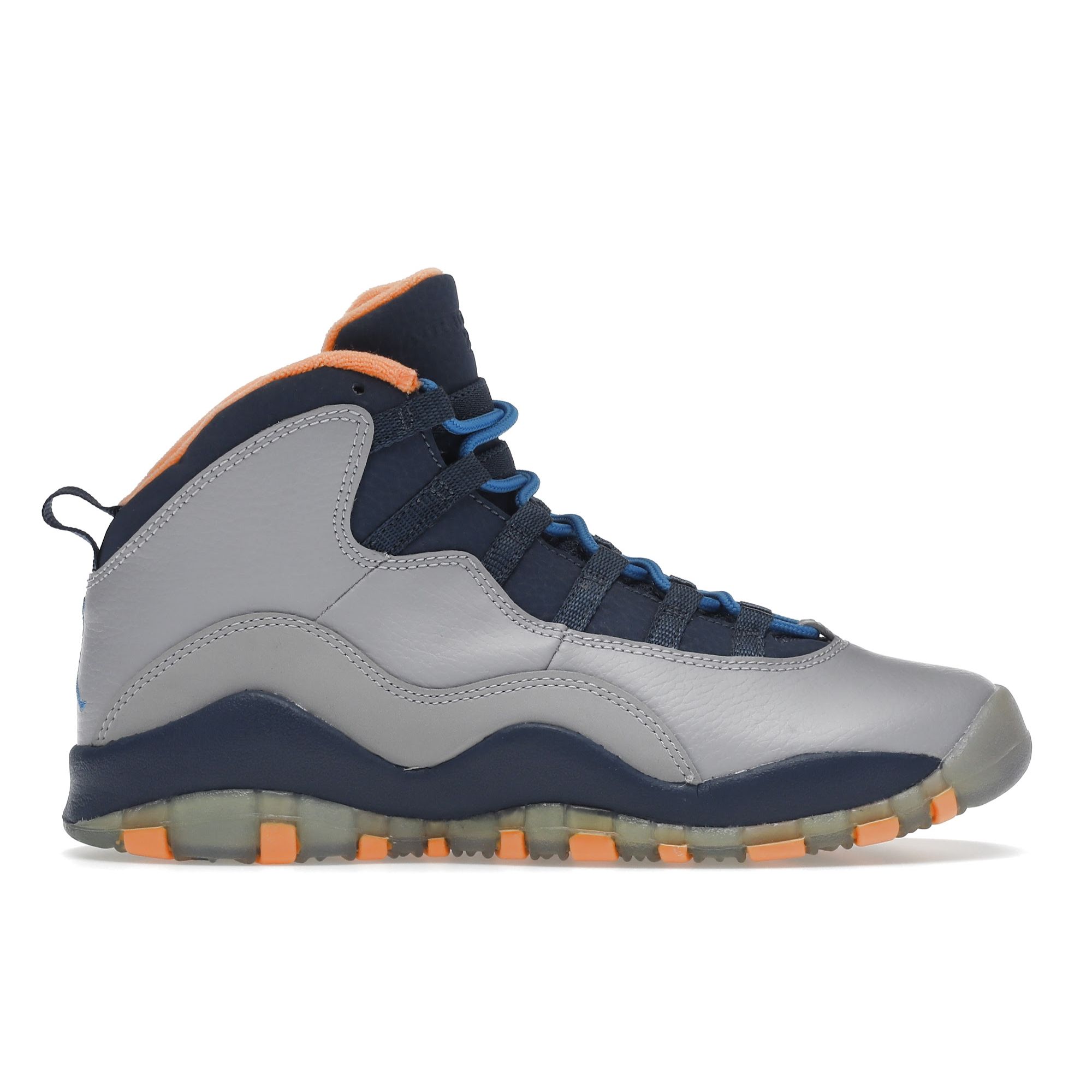 

Детские кроссовки Air Jordan 10 Retro GS Bobcats Серый Wlf-Grey Dk-Pwdr-Bl-Nw-Slt-Atmc 310806-026