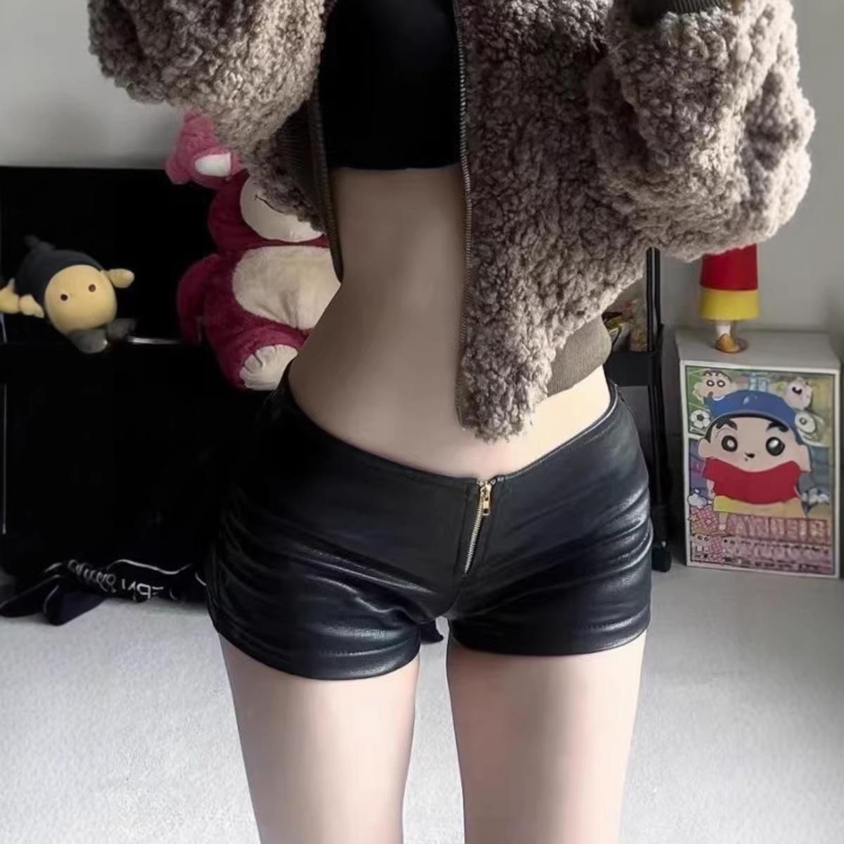 

Black Low-Waist PU Leather Ultra-Shorts for Women - Summer 2026 Arrival M