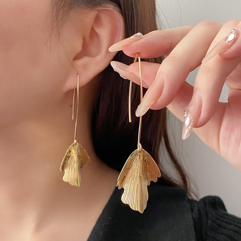 

Женские серьги-листья, длинные и объемные, стройняющие лицо, элитные нишевые серьги.