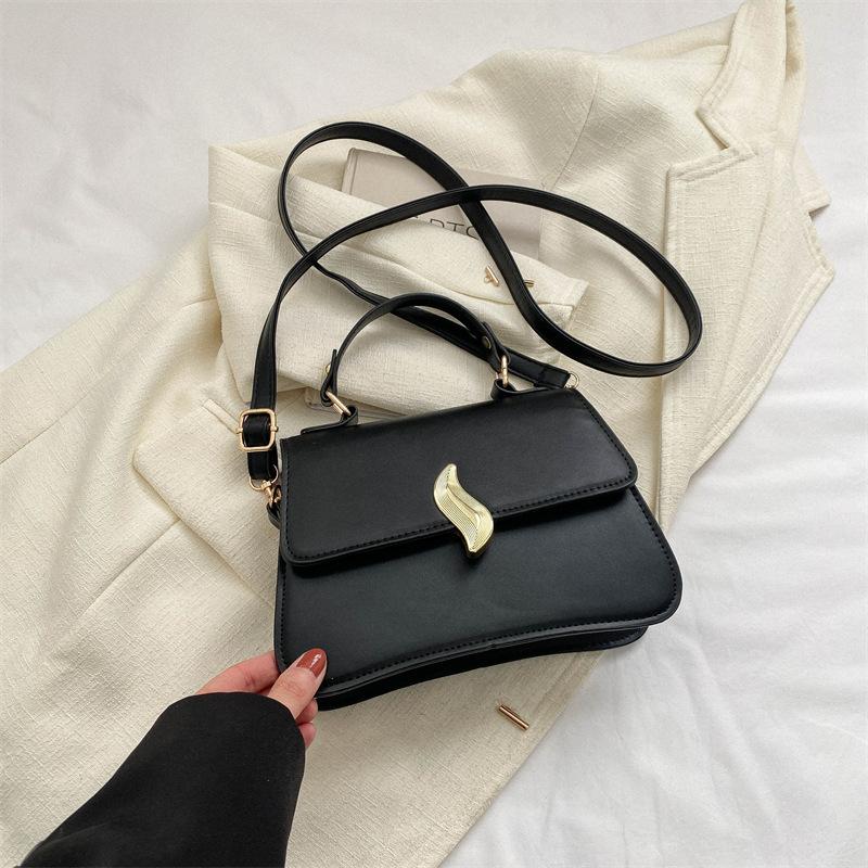 

Portable small square bag women s spring new fashion simple messenger bag trendy casual commuter women s bag чёрный