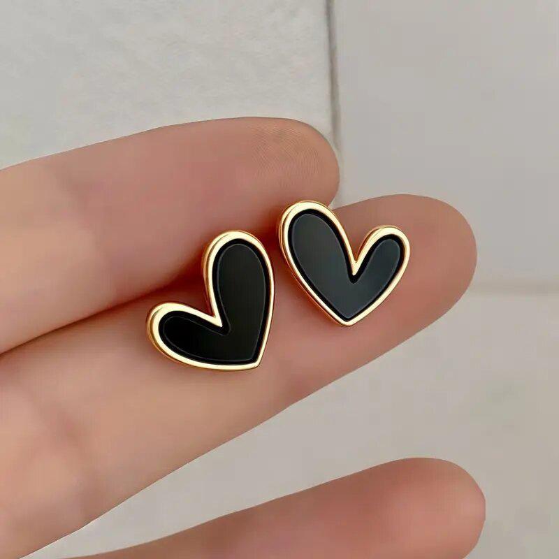 Korean version of love stud earrings, niche minimalist design retro earrings, high-end temperament heart-shaped jewelry