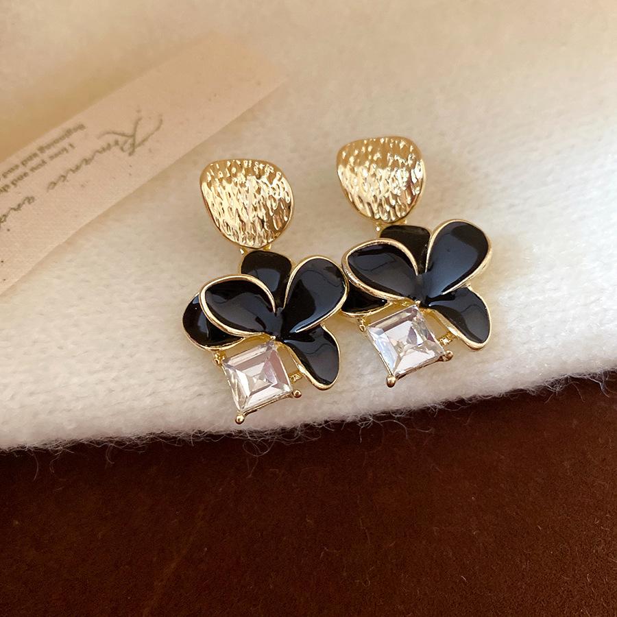 

Silver needle oil drip diamond flower pendant earrings autumn and winter new retro temperament earrings light luxury high-end earrings women