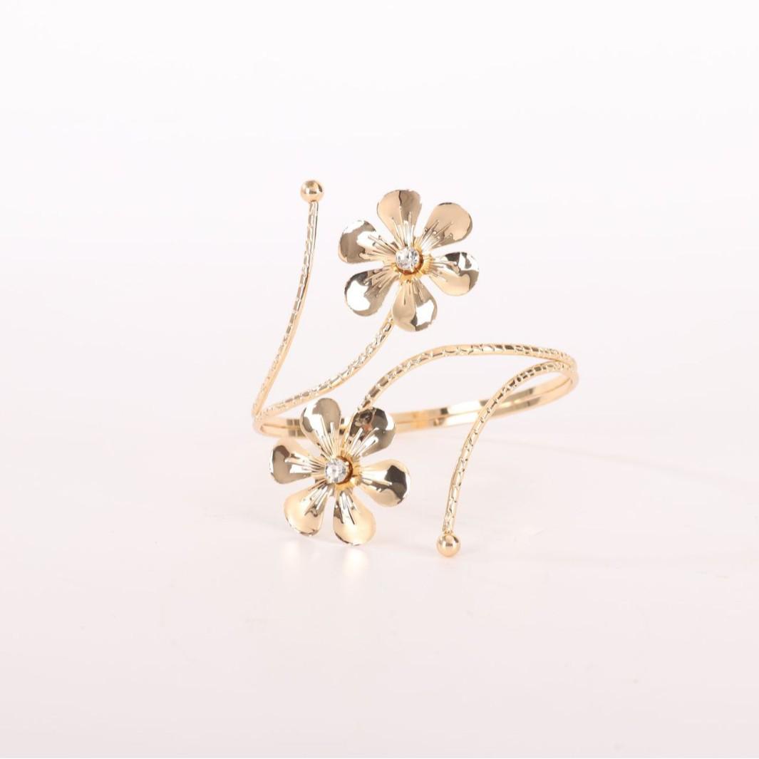 Женский металлический золотой и серебряный браслет на руку с цветком - Стильный нарукавник и аксессуар-браслет