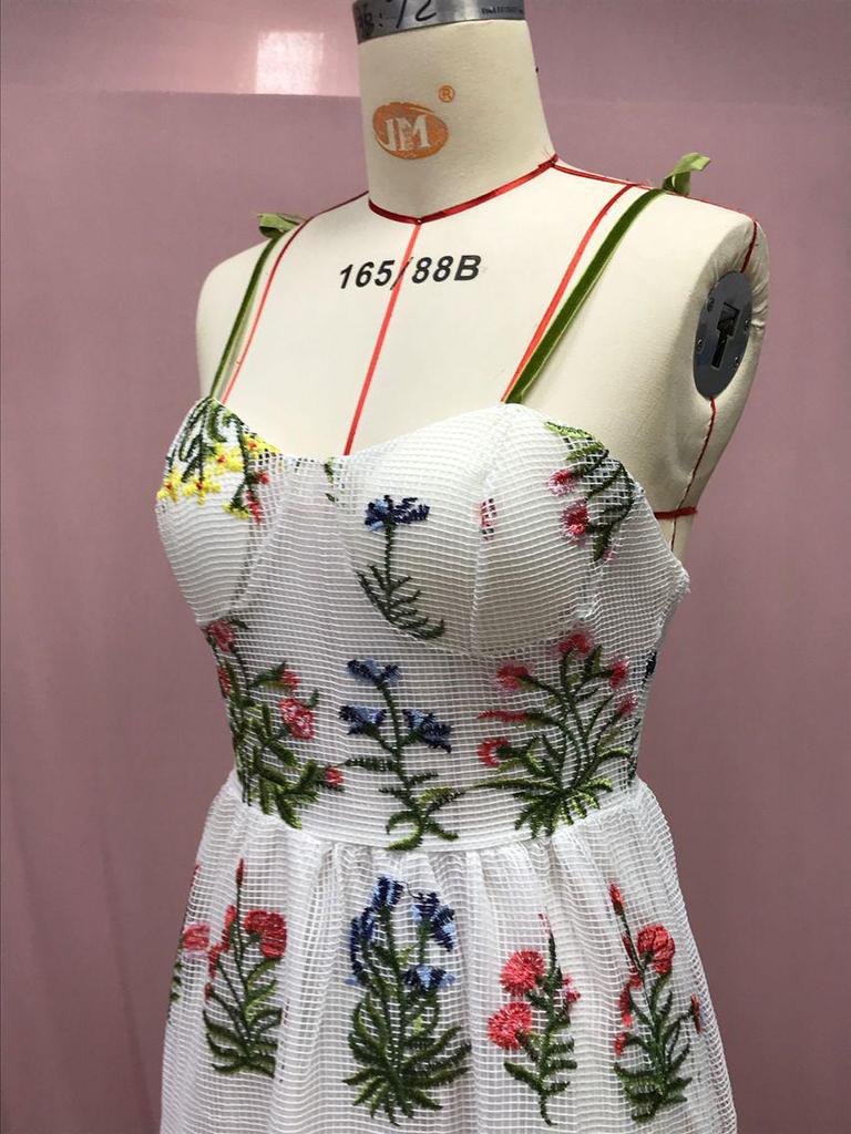 Γυναικείο φόρεμα 2025 Ευρώπης και Αμερικής με κεντημένη πλάτη χωρίς πλάτη - μακριά, σέξι μέση, ανοιξιάτικο στυλ