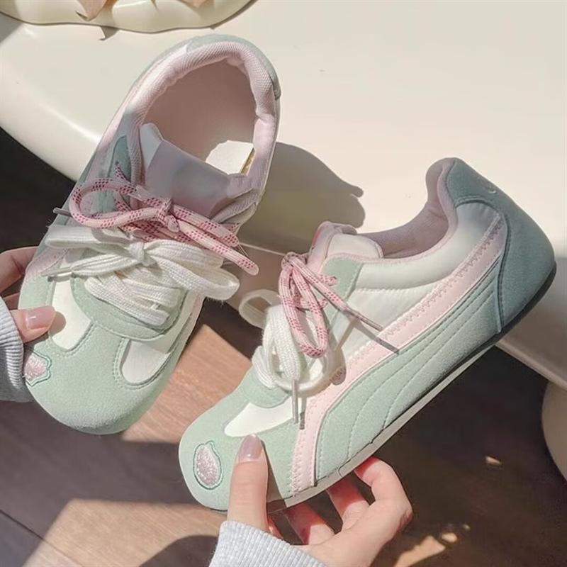 Le nuove scarpe da donna di De Xun Shoes sono bestseller, scarpe versatili e sneakers sportive casual.