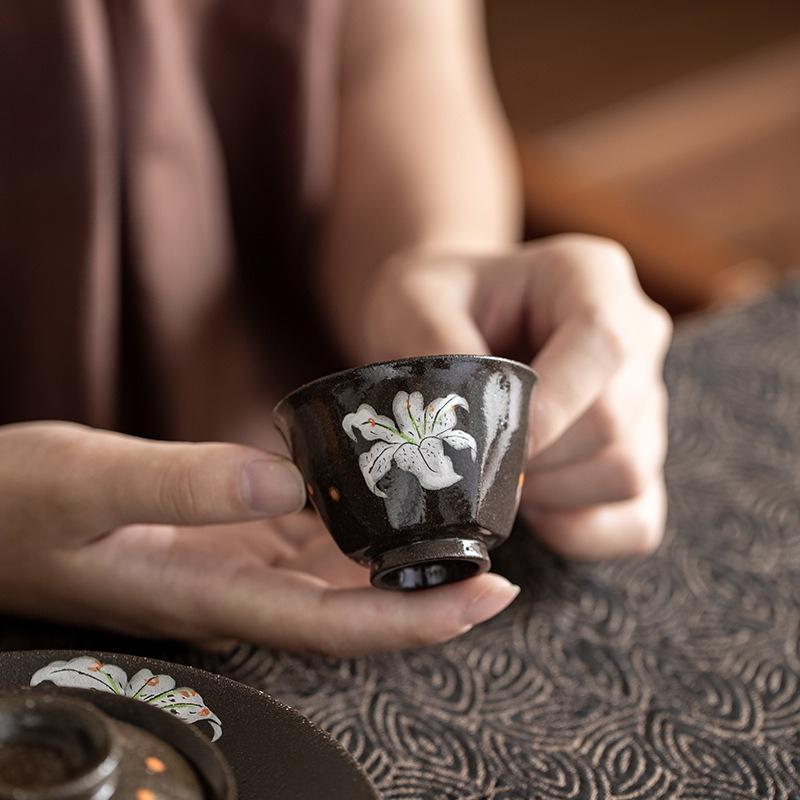 Hand Painted White Lily Coarse Pottery Tea Cup Japanese Vintage Style Ceramic Master Cup for Home Tea Zen Gift