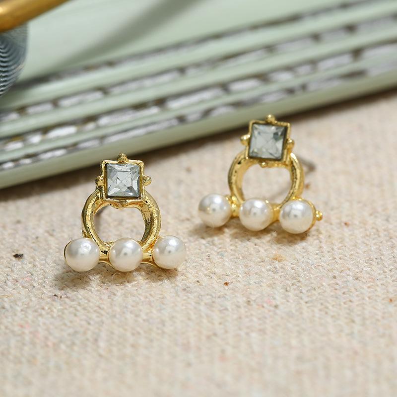 Retro Baroque Pearl Stud Earrings Women's Versatile High-end French Earrings, Simple Temperament, Personalized Trendy Ear Jewelry