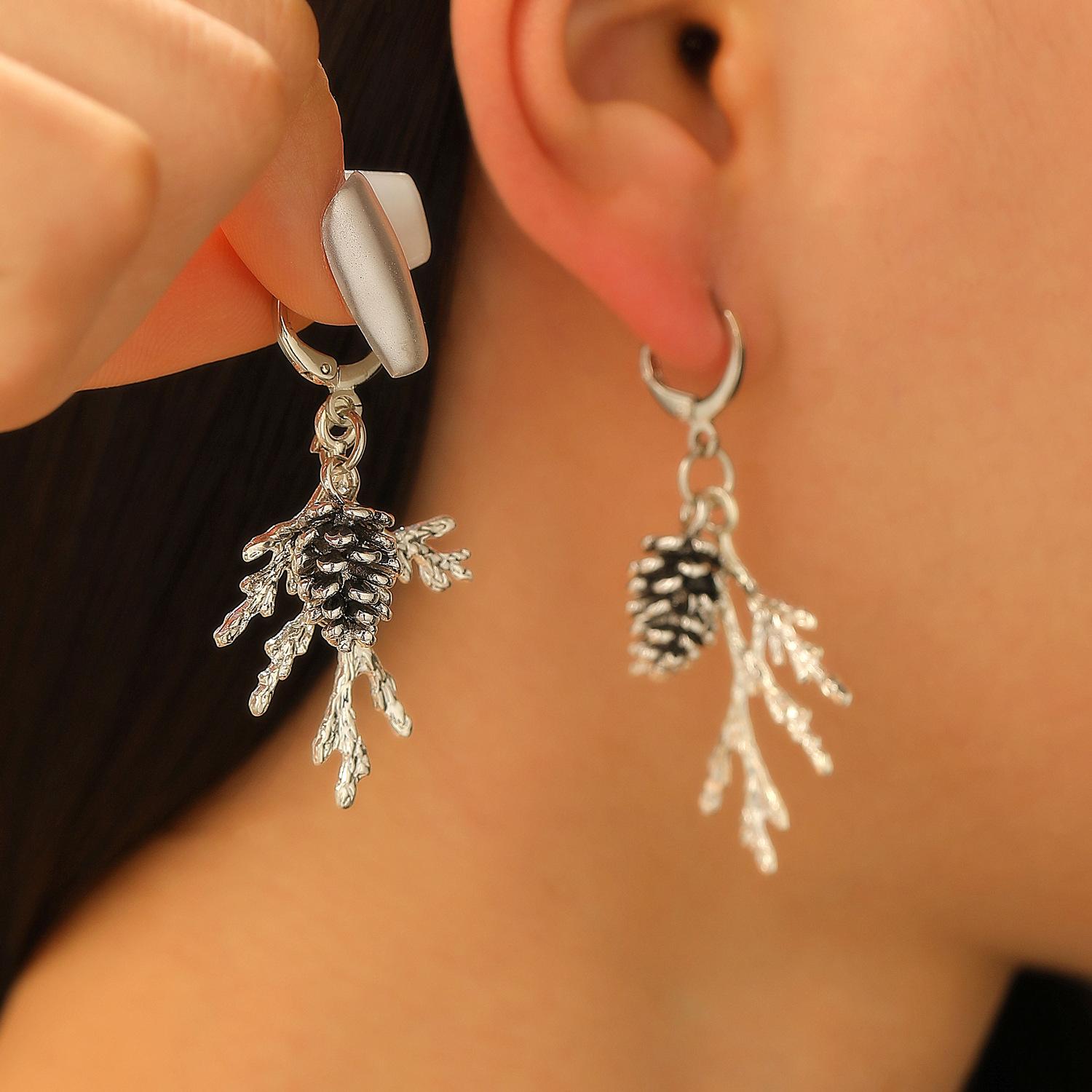

Fashion Pine Needle Alloy Dangle Earrings Pine Cone Shape Earrings For Women Plant Drop Earring Creative Autumn Jewelry Gifts срібний