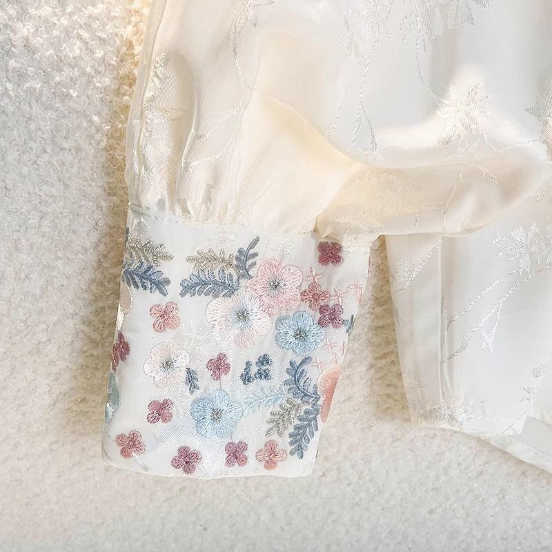 Camisa Retrô Bordada Branca da Moda com Botão Estilo Chinês para Vestuário Feminino de Primavera