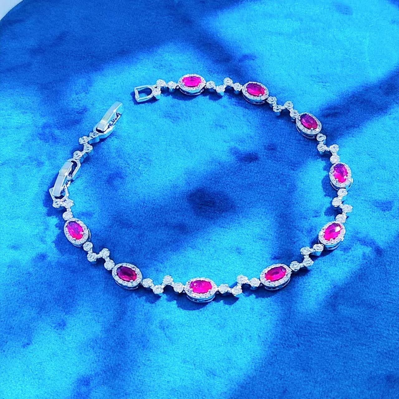 

Красный корунд Ювелирный браслет Женский Легкая роскошь Изысканная культивация Рубиновый браслет Тренд Ручные украшения copper gold-plated.