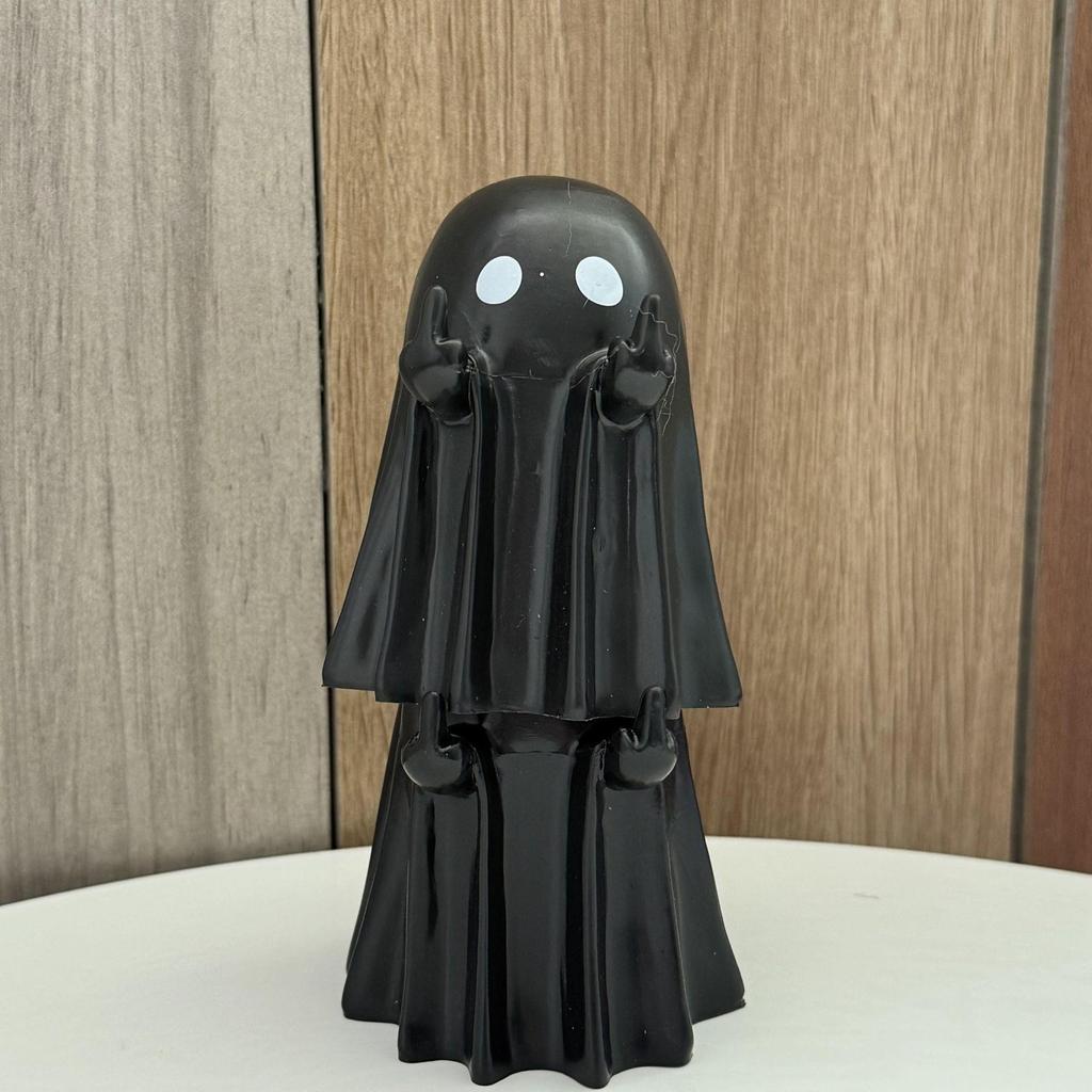 Abstrakcyjna Dziwaczna Figurka Ducha Środkowym Palcem - Prowokująca Dekoracja Halloweenowa na Biurko