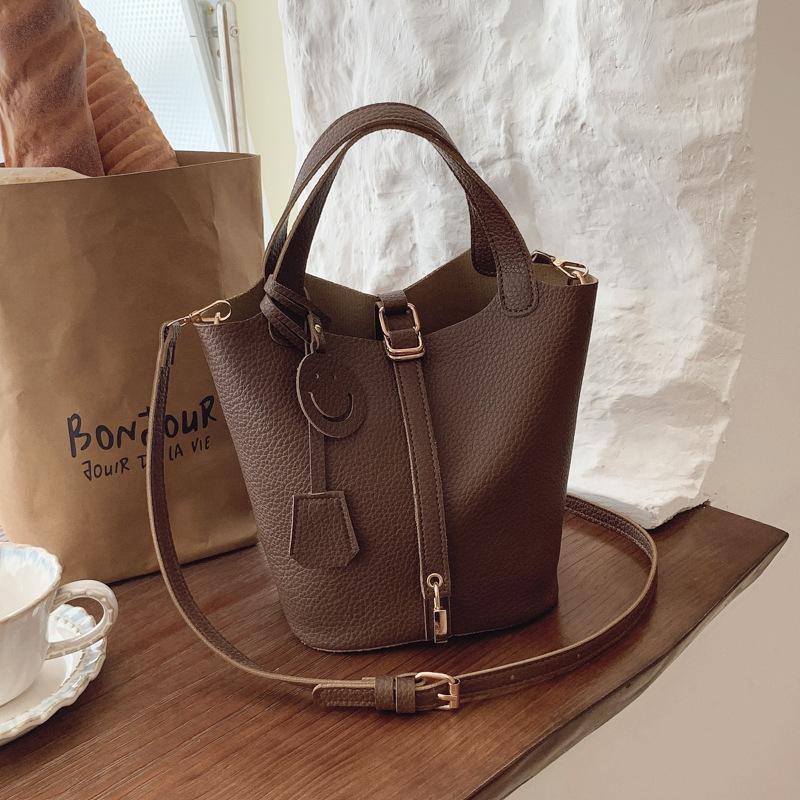 

Портативная сумка-ведро женская 2025 лето новая популярная сумка-мессенджер ретро универсальная премиальная текстура маленькая сумка кофейный