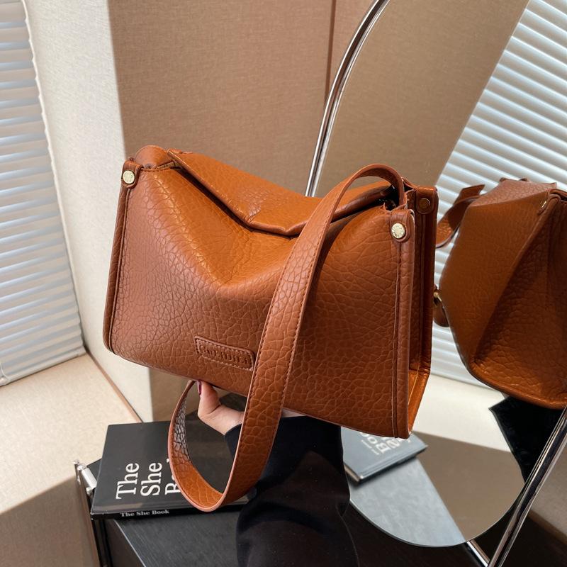 

Popular bags spring and summer new niche matte retro messenger bag women s portable pillow bag коричневий