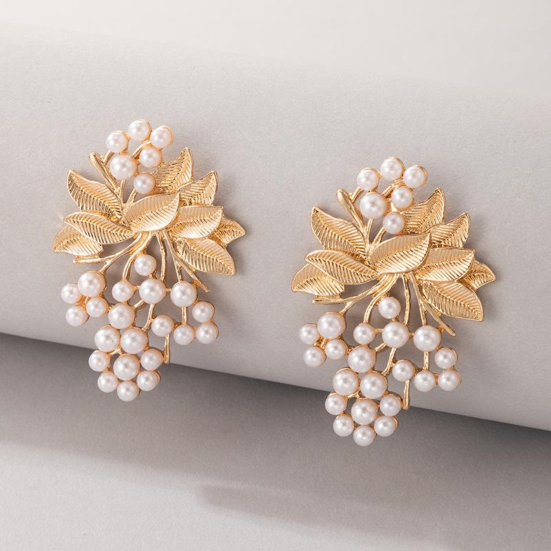 2025 new sweet little fresh temperament alloy earrings, simple leaf set pearl earrings