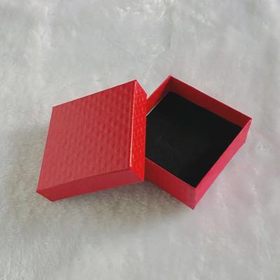Hochwertige Schmuck-Geschenkbox: Elegante quadratische Verpackung für Ohrringe und Ringe