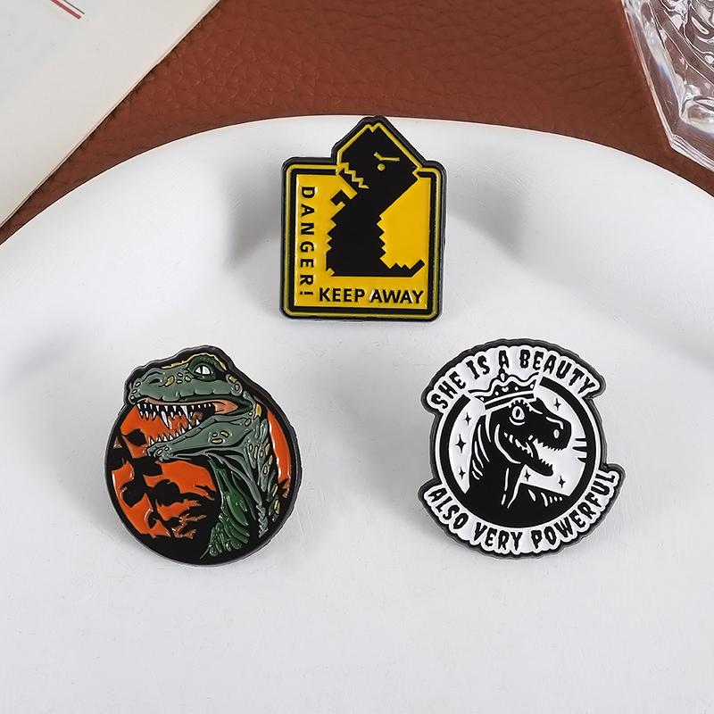 Dinosaurierkönigin Emaille-Pins Custom SIE IST EINE SCHÖNHEIT AUCH SEHR MÄCHTIG Broschen Anstecknadeln Kleidung Tier Schmuck Geschenk Freunde