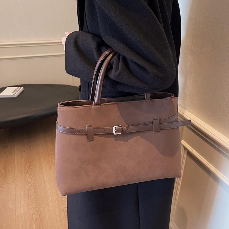 

осень-зима 2025 новый модный универсальный ретро матовый кожаный топ-холдер сверхбольшой вместимости высококлассная портативная сумка через плечо 34*12*23 темно-коричневого