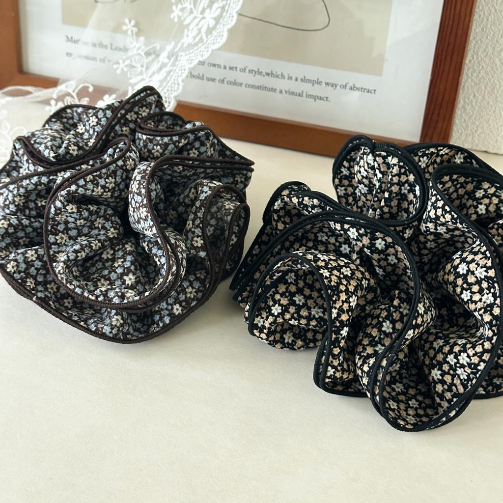 Übergroße Haarbänder mit Rüschenrand und Blumenmuster, Hohes Volumen, Visuell aufwertende Scrunchies, Ästhetische Haarteile im Pastorallook