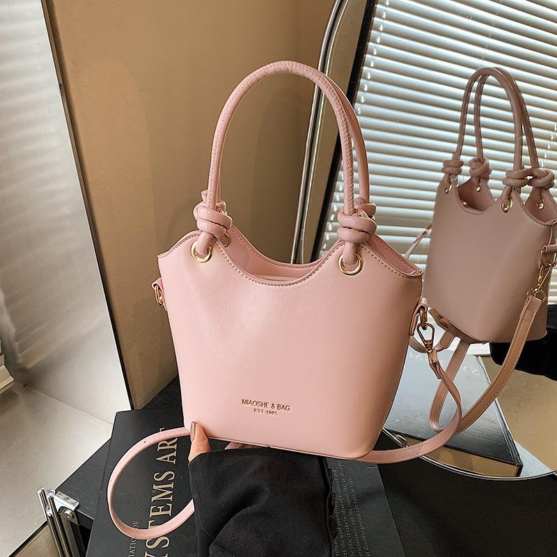 Super fire small bag women's spring and summer versatile 2025 new fashion shoulder messenger bag simple women's portable bucket bag