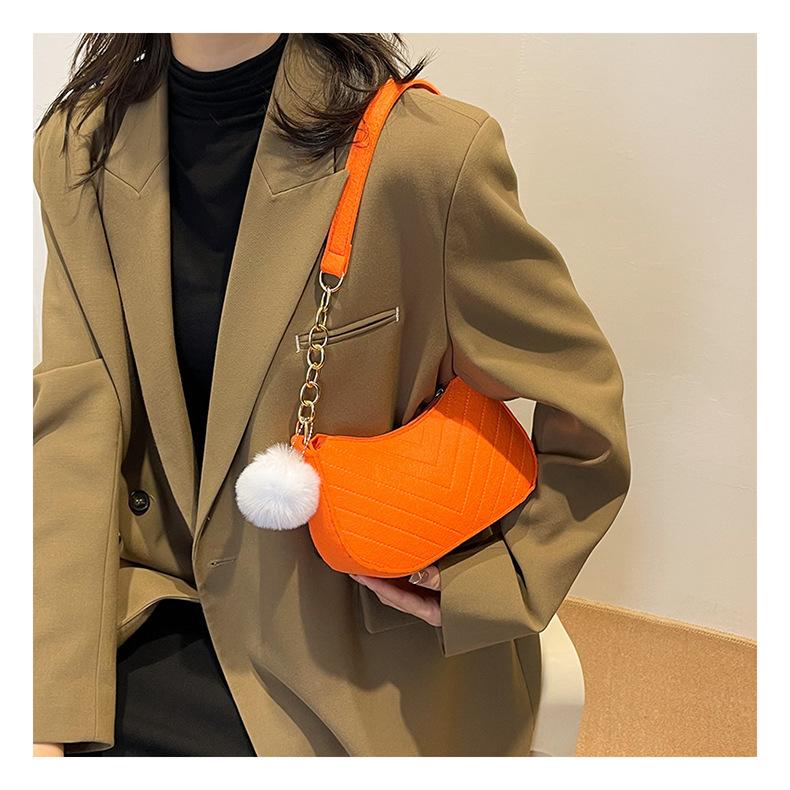 Трендовая повседневная женская сумка с ворсом — фото 16