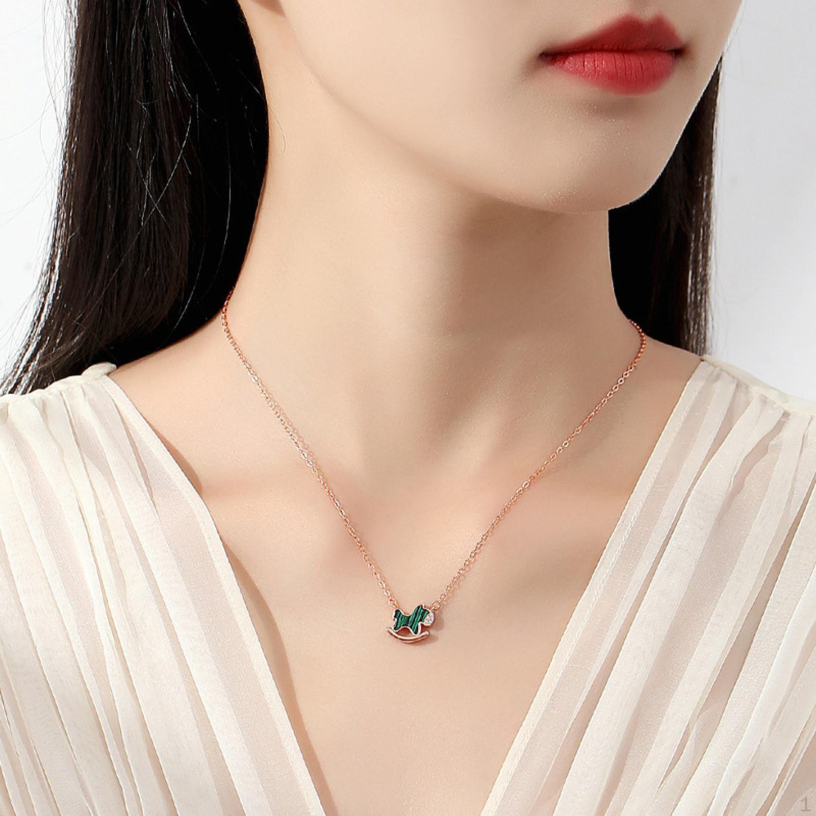

Зеленая цепочка с подвеской в форме лошади для женщин, шикарное легкое ювелирное изделие, уникальный шарм розового золота