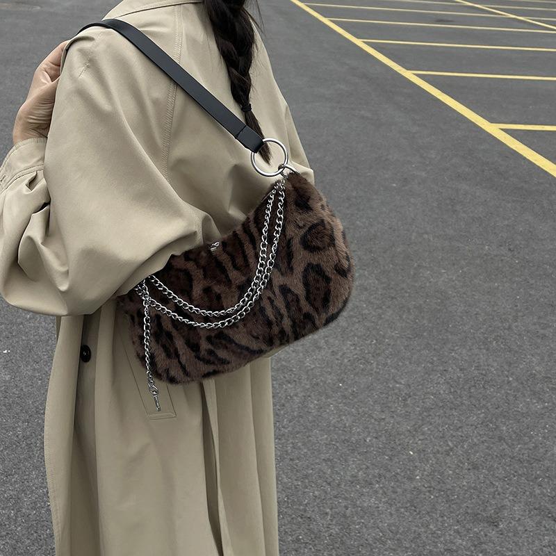 Autumn and winter new personalized leopard print plush contrasting women's tote bag exquisite versatile chain shoulder messenger bag