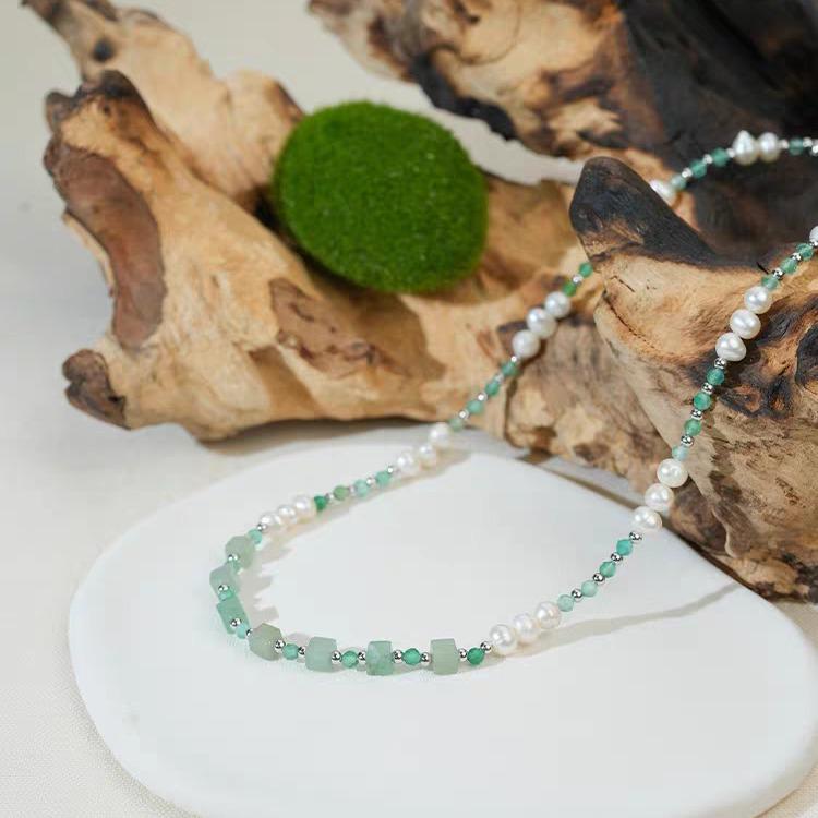 Elegancki srebrny naszyjnik z perłą na obojczyk - Prosty i wszechstronny dodatek damski