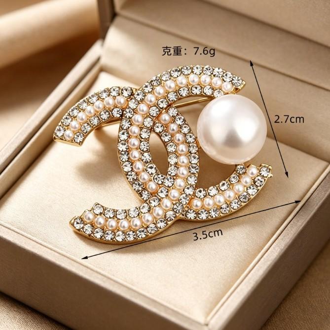 Double C Brooch - Lightweight Zinc Alloy Luxury Shell Imitation Pearl Pin for Suit Shirt - Elegant Accessory