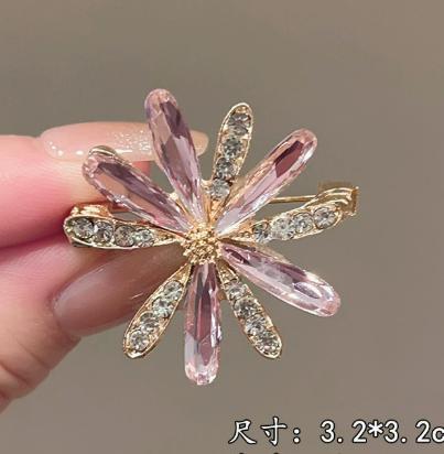 

Alloy brooch with a sophisticated design One Size