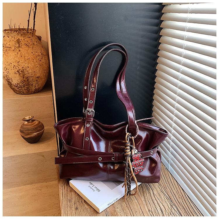 IELGY Ladies Underarm Bag Retro Large Capacity Autumn Winter Casual Pleated One-Shoulder Commuter Bag