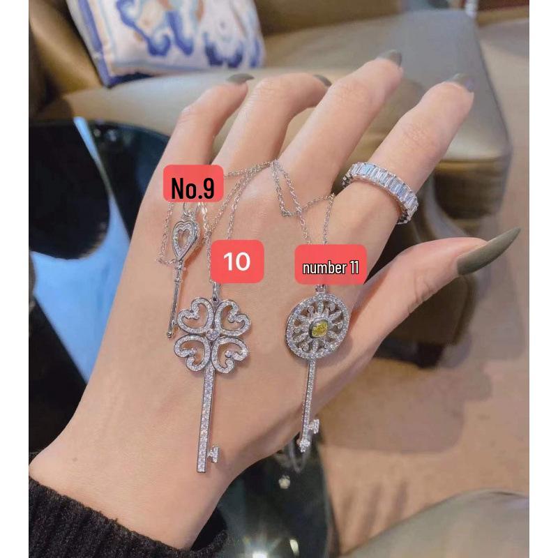 Elegant Key Necklace: Minimalist Long Sweater Chain - Versatile, Fashionable Pendant