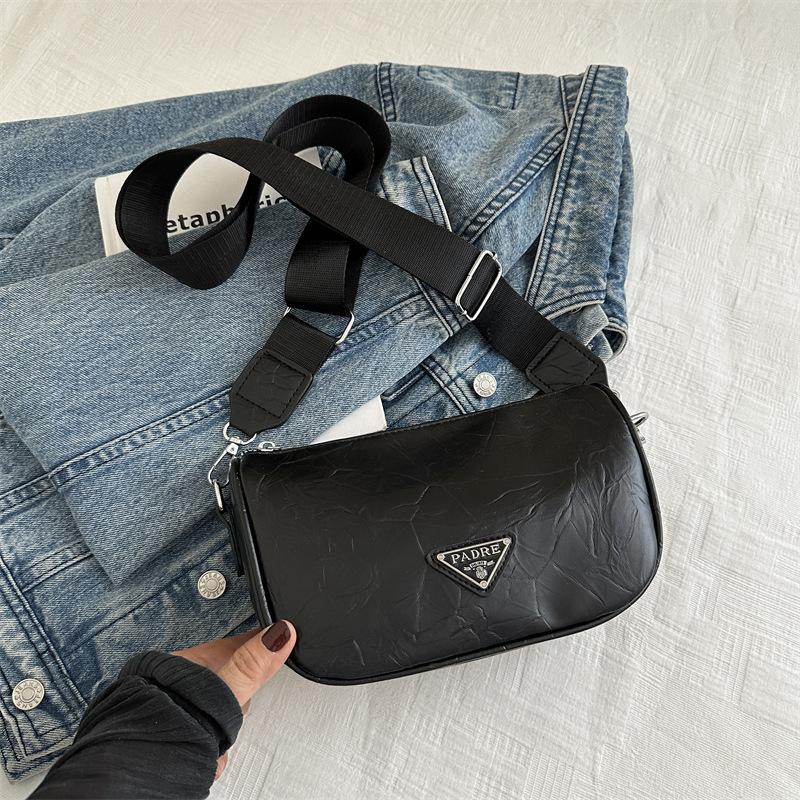 

2024 весна ретро сумка-подушка, иностранный стиль широкий плечевой ремень, одно плечо подмышечная сумка, новая нишевая модная сумка-мессенджер, женская сумка чёрный