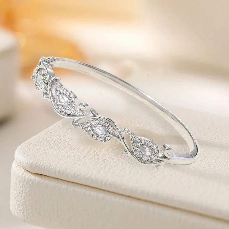 Elegantní náramek s listy a diamanty: Dámská luxusní móda pro všestranné každodenní nošení