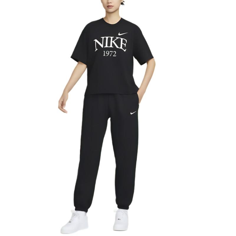 Nike Amerykańska koszulka damska z prążkowanym okrągłym dekoltem i krótkim rękawem z nadrukiem liter i cyfr w stylu retro, czarna FQ6601-010