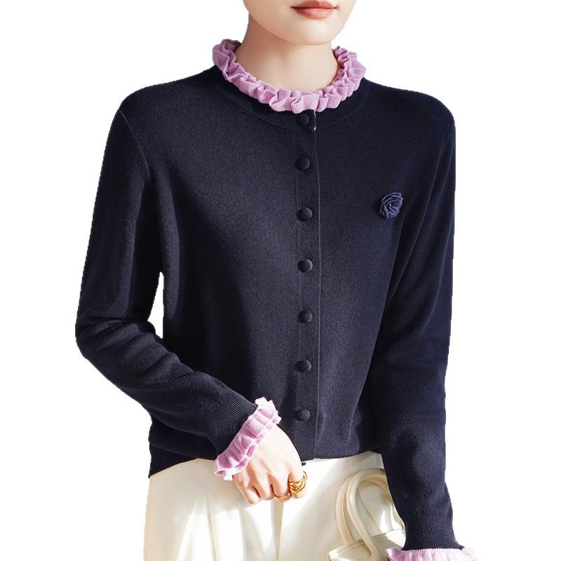 Damen-Cardigan aus gerippter Merinowolle mit Muschelkanten und Rosenstickerei Herbst/Winter 2025