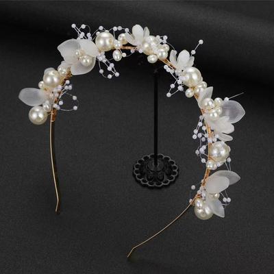 Cerchietto da sposa fatto a mano con fiori bianchi e perline