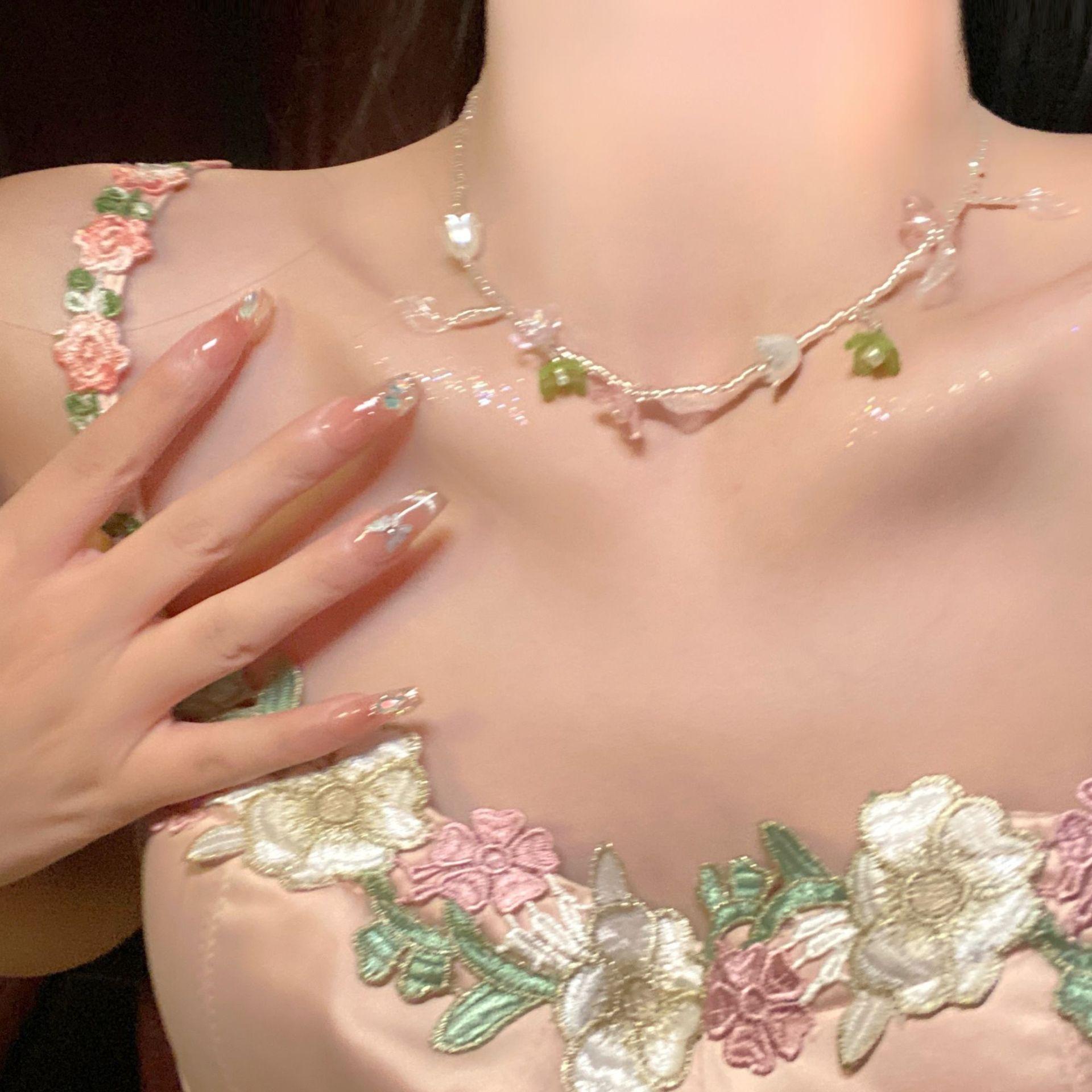 

Ожерелье из смолы с бусинами из стекла, в виде цветка, листа и жемчуга, маленькое, свежее, универсальное, цепочка для ключиц, женское, на раннюю весну, в стиле мори, сладкое