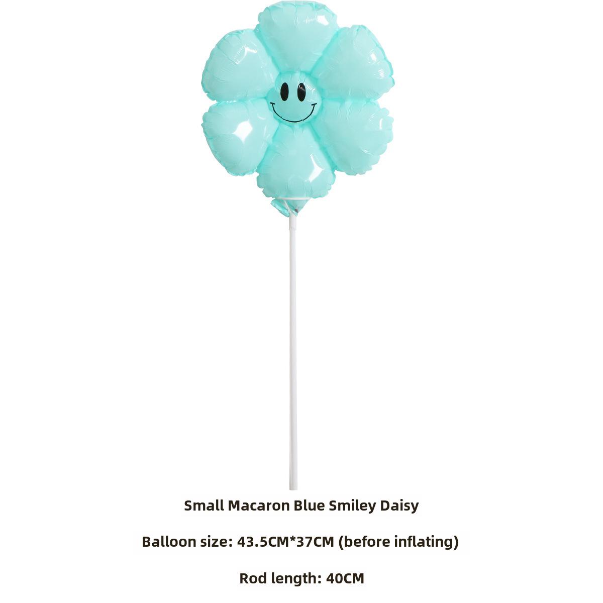 

Маленькие шары с ромашками и подсолнухами в виде улыбок — реквизит для фотосессии на день рождения