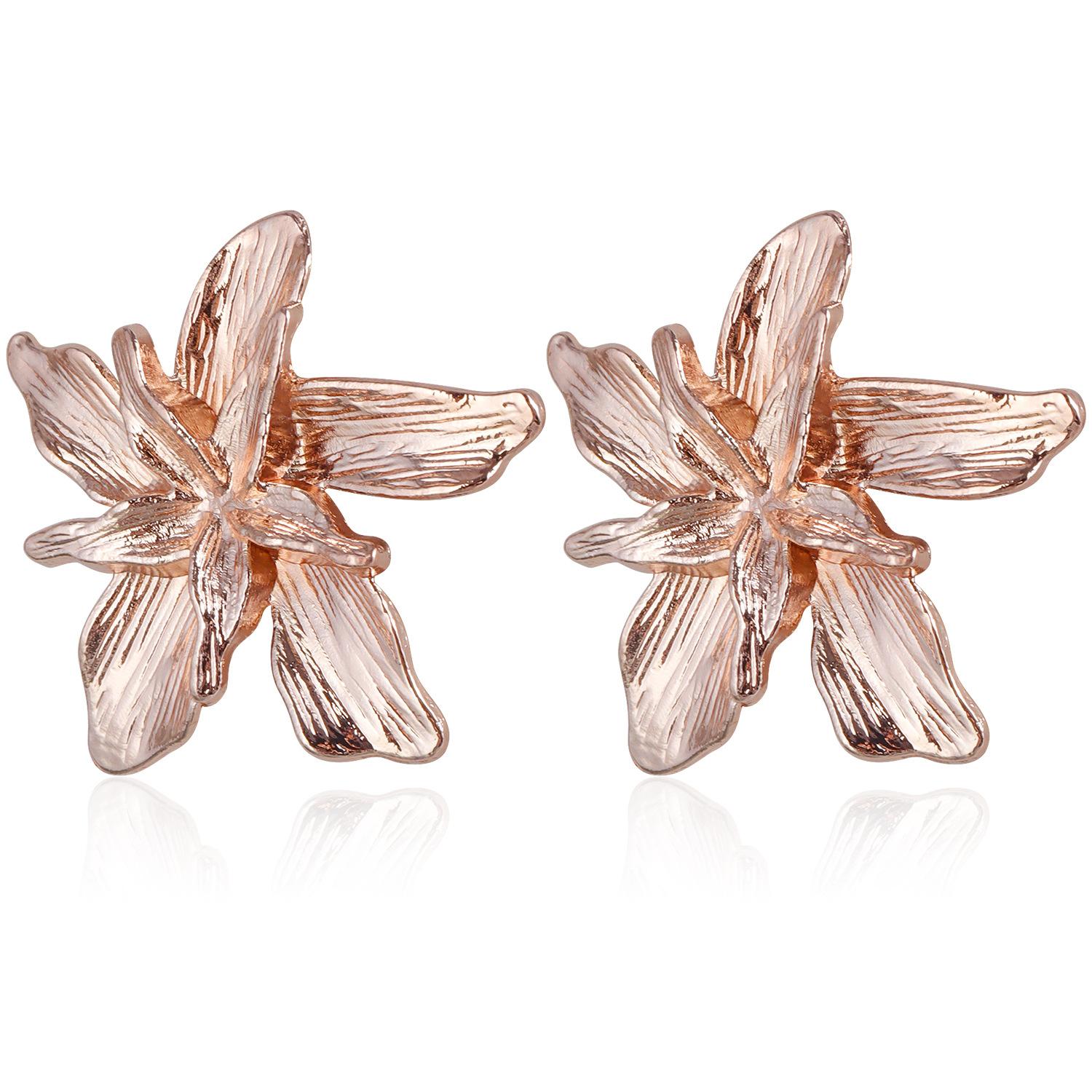 

European and American jewelry, fashionable and trendy exaggerated metal texture earrings, creative flower alloy stud earrings золотой