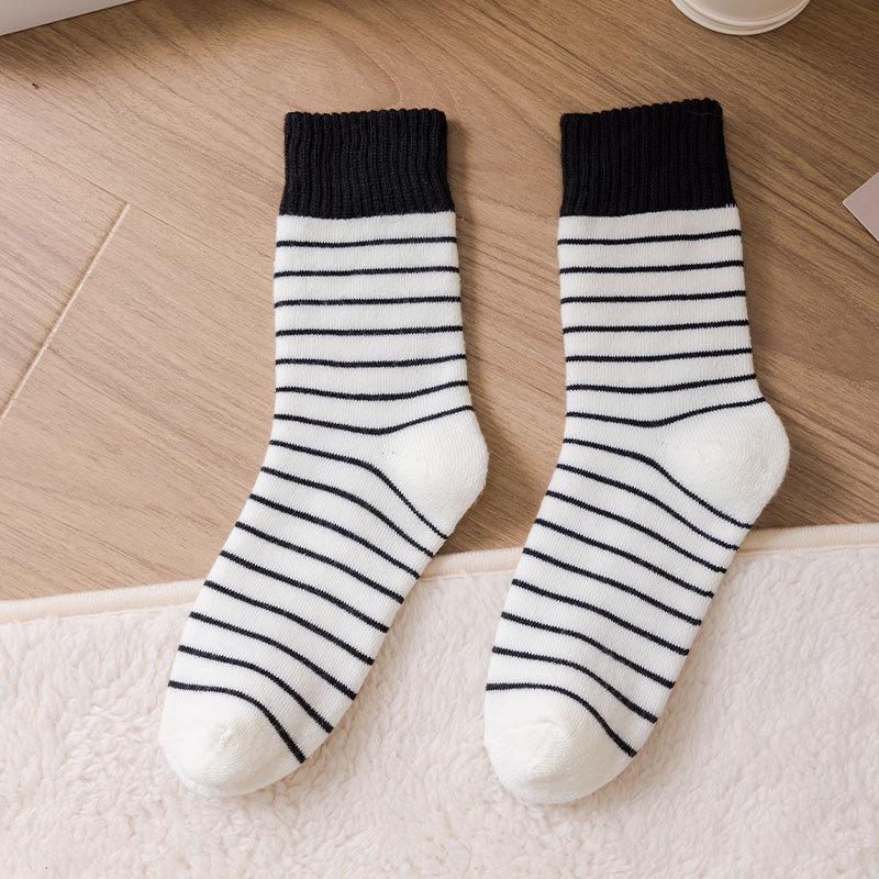 Rote Socken, Damen Fleece Verdickte Schlingen-Socken, Herbst- und Winter-Trendige Mid-Calf-Socken, Warme gestreifte Socken, Vielseitige Haussocken