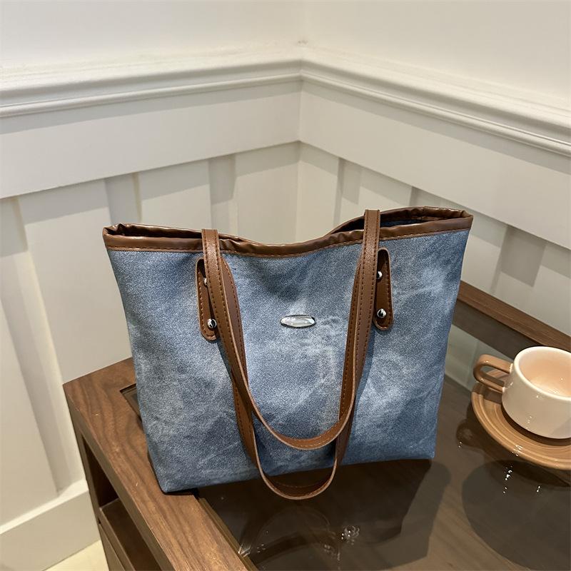 

Простая и универсальная сумка женская большой вместимости 2025 новая осенне-зимняя повседневная сумка через плечо модная сумка-тоут для通勤 джинсовый синий