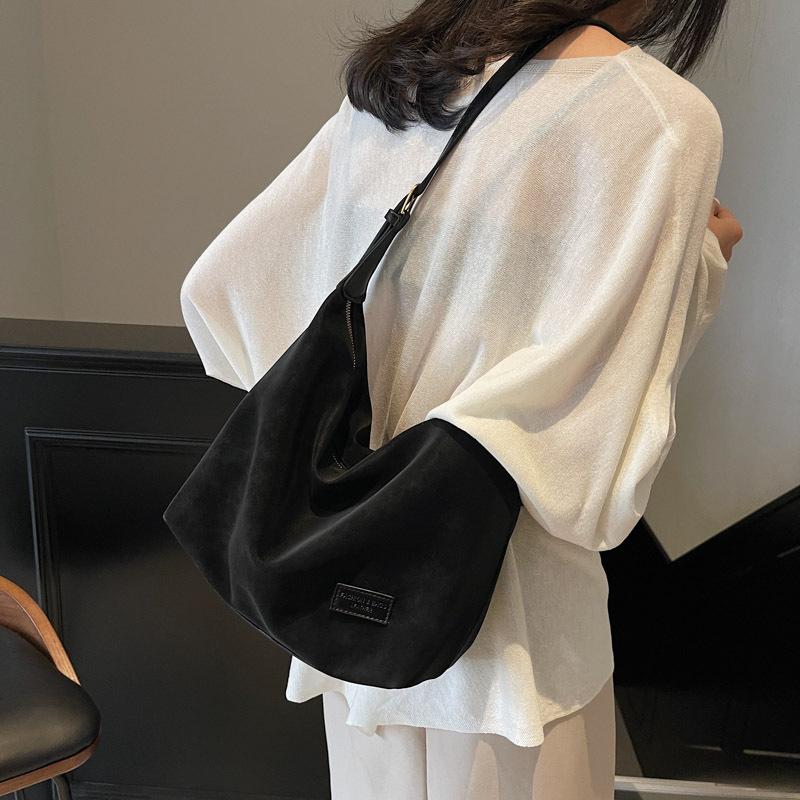 

Сумка женская большой вместимости 2025 новая ретро на плечо через плечо сумка-мессенджер для поездок сумка-пельмень 34*13*22 чёрный