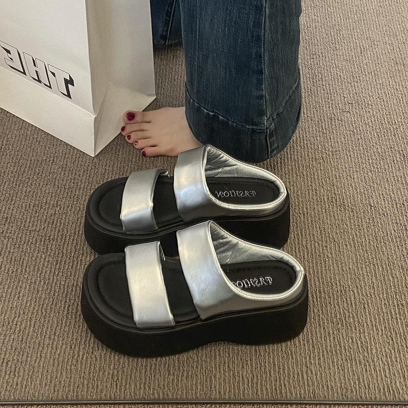 

Красивые с юбками, крутые шлепанцы на толстой подошве, увеличивающие рост, женские летние уличные шлепанцы на танкетке с передовым чувством стиля, новинка 2025 года 35 серебряный