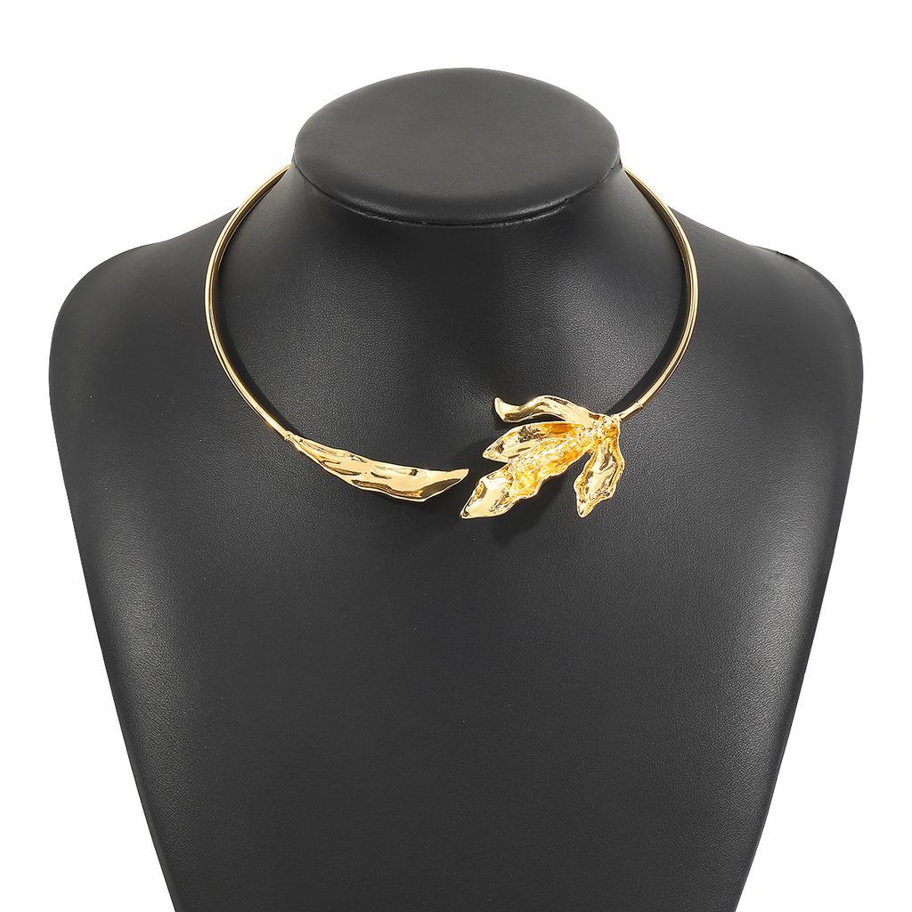 Retro personalized fashionable leaf necklace, European and American new neck chain chokr open collar collarbone chain