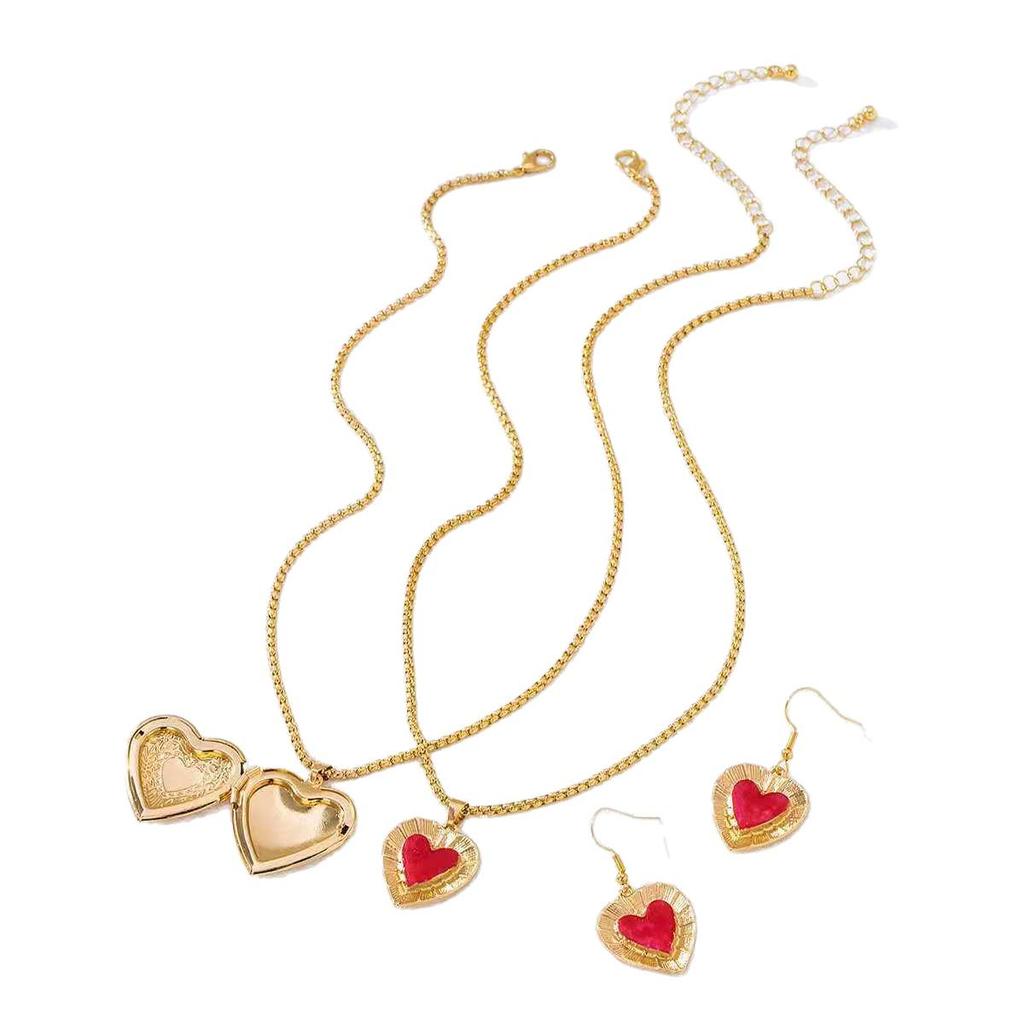 Heart-Shaped Peach Necklace: Exquisite Fashion for Couples