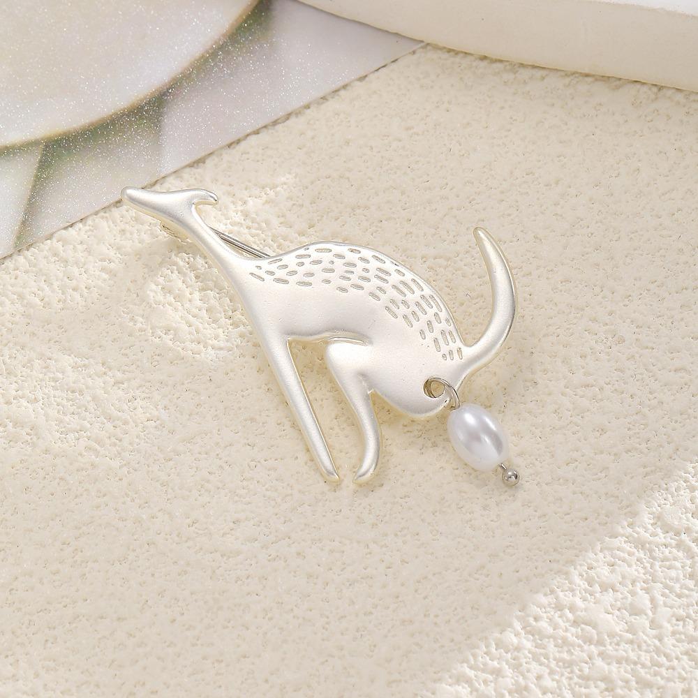 Cute Fun Gold Matte Kangaroo Pearl Tassel Broochs for Women Suit Corsage Stainless Steel Animal Pin Jewelry Accessories