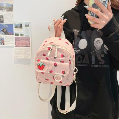 Ein einzigartiger Erdbeer-Mini-Rucksack aus leichter Polyesterfaser. Ausgestattet mit verstellbaren Schultergurten, Reißverschluss und Handwäsche-Funktion