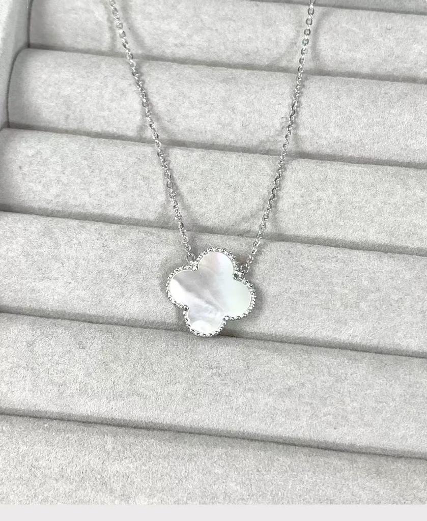 Vergoldetes Kleeblatt-Halskette für Damen: Chalcedon & Perlmutt