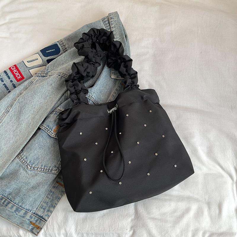 

Small fresh literary cloth Oxford cloth bag 2025 autumn new trendy Korean version versatile pleated diamond-set large-capacity tote bag чорний