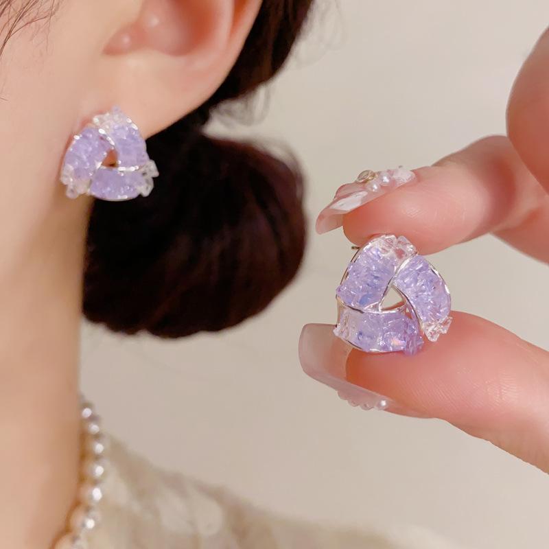 

1Pcs Women s triangular crystal stud earrings with hollow design, exquisite and simple ear jewelry.